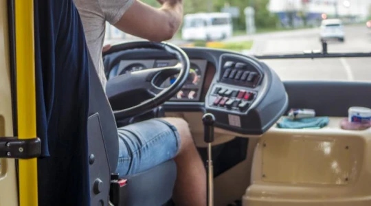 Rewolucja na drogach. Od września 18-latkowie usiądą za kierownicą autobusów