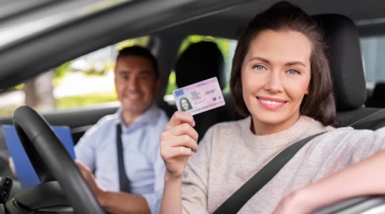 Prawo jazdy 2029 - unijna rewolucja przed nami. Cyfrowy dokument, miedzynarodowy zakaz prowadzenia pojazdów, zmiany dla kierowców po 65. roku życia i małoletnich